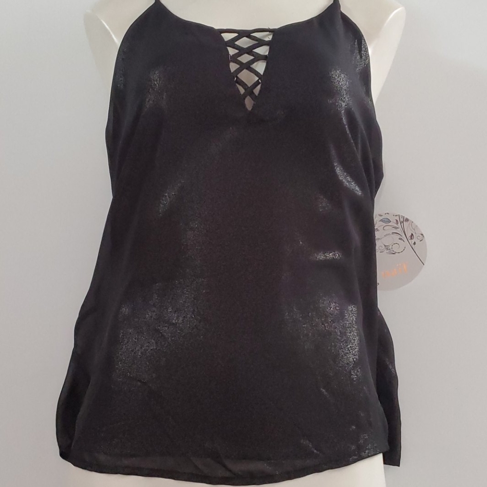 Naif tank with criss cross cleavage